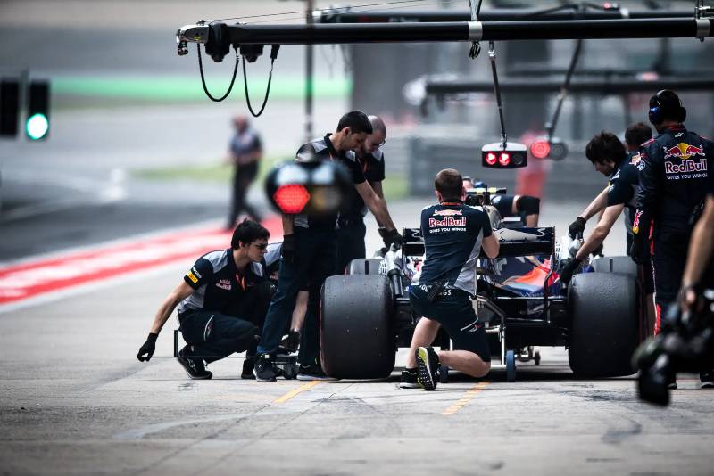 Nghiên cứu sâu về đội đua và tay đua